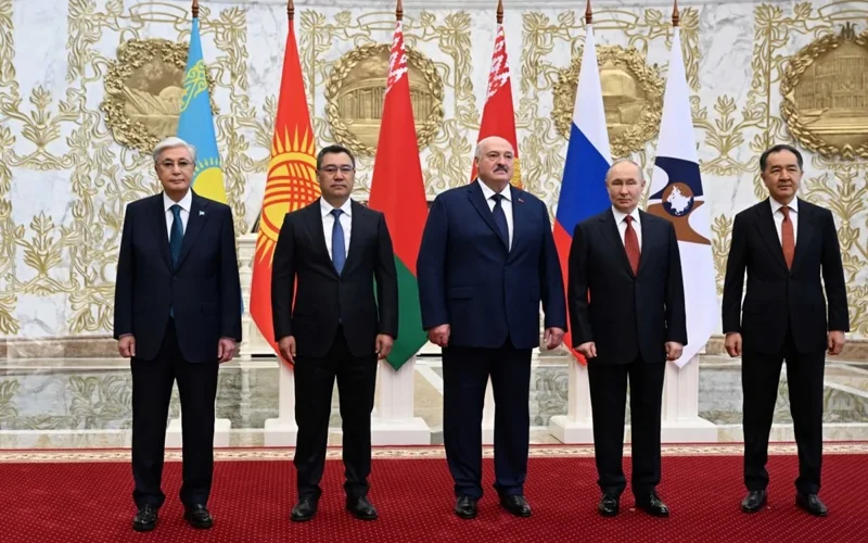 ЕОИИ давлат раҳбарлари саммит олдидан биргаликда суратга тушди