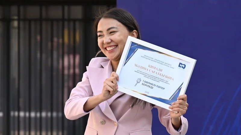 Housing certificates handed to media employees by order of President Housing certificates handed to media employees by order of President