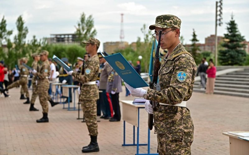 Елордадағы жетекші жоғары оқу орындарының студенттері әскери ант берді