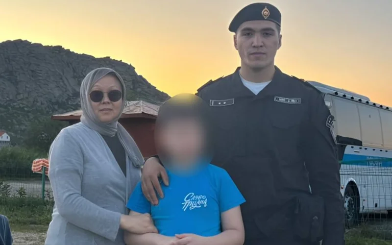  Polıtseıler Sibe kólderinde adasyp ketken balany izdep tapty