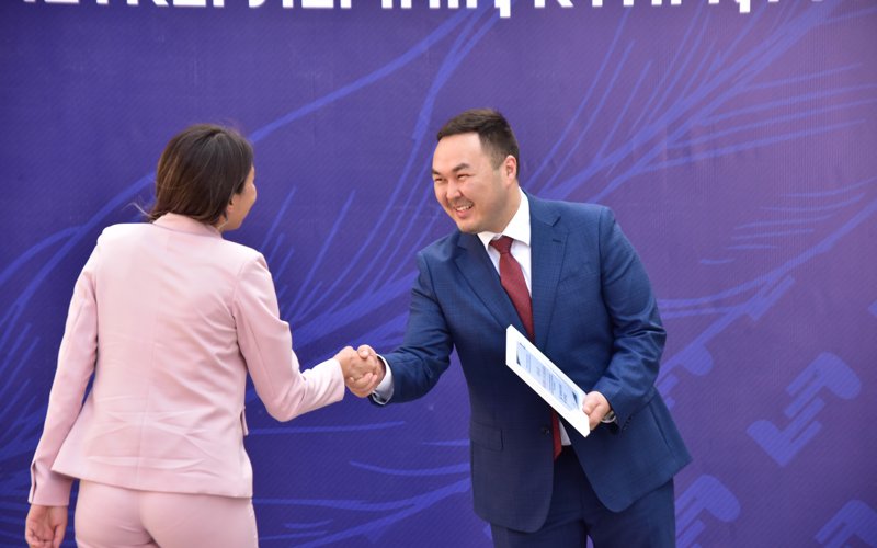 Президент БАҚ өкілдеріне пәтер тапсырды Президент БАҚ өкілдеріне пәтер тапсырды