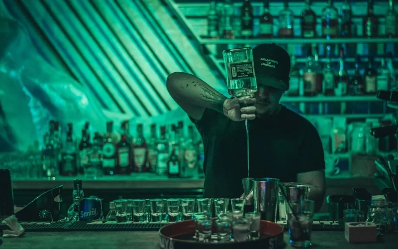 бармен, ішімдік