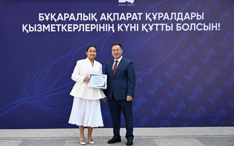 Housing certificates handed to media employees by order of President Housing certificates handed to media employees by order of President