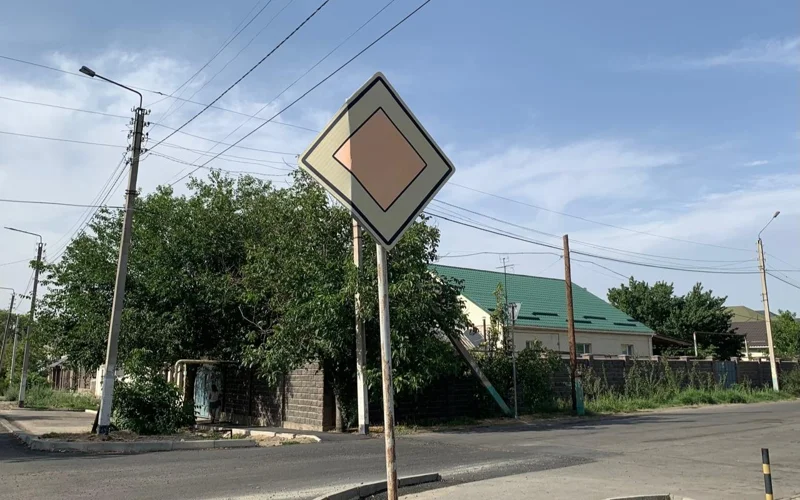 Нужно ли выполнять требования поврежденных дорожных знаков в Казахстане