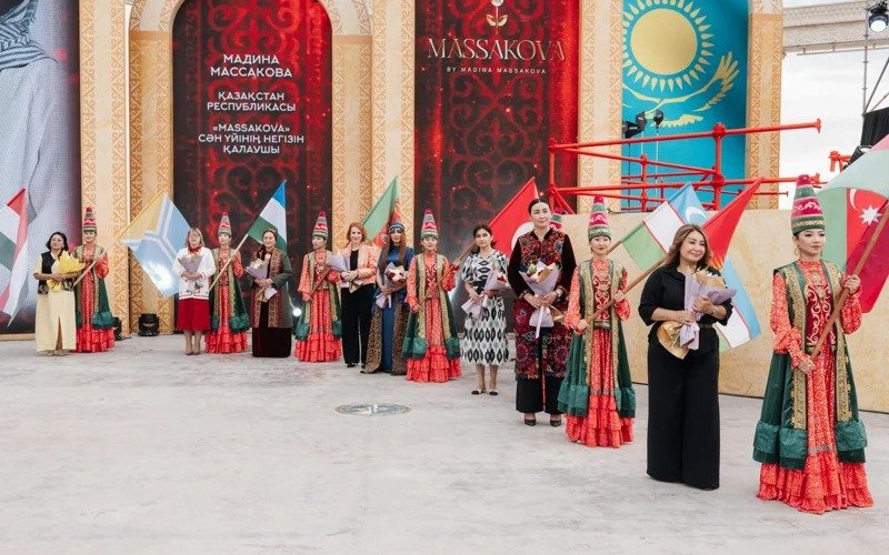 В Актау мастера из 11 стран изготовили текемет из овечьей шерсти В Актау мастера из 11 стран изготовили текемет из овечьей шерсти