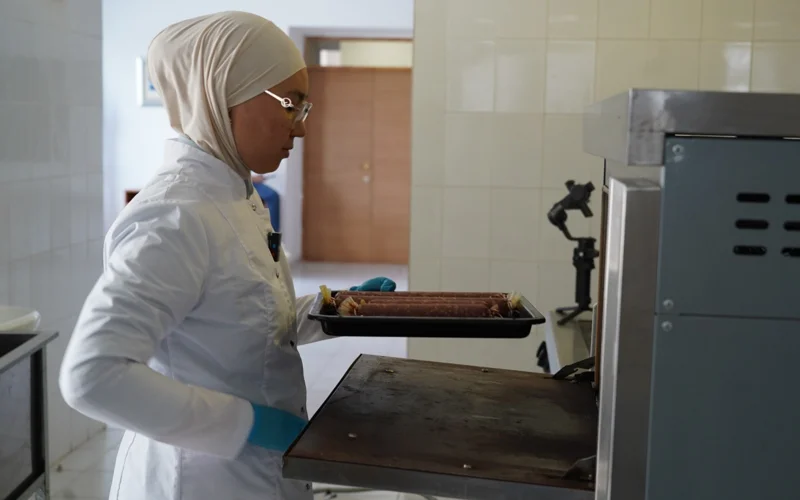 Батысқазақстандық ғалымдар киік етінен шұжық жасап шығарды 