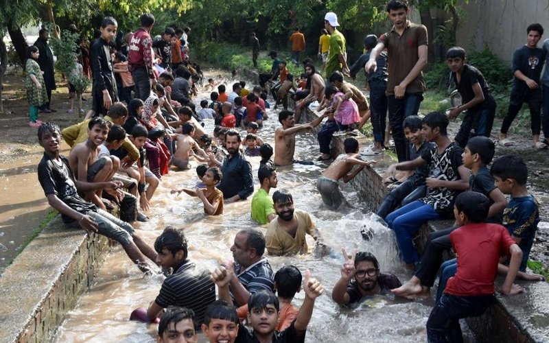 People cool off themselves during a heat wave in a canal in Lahore, Pakistan on June 20, 2025. People cool off themselves during a heat wave in a canal in Lahore, Pakistan on June 20, 2025.