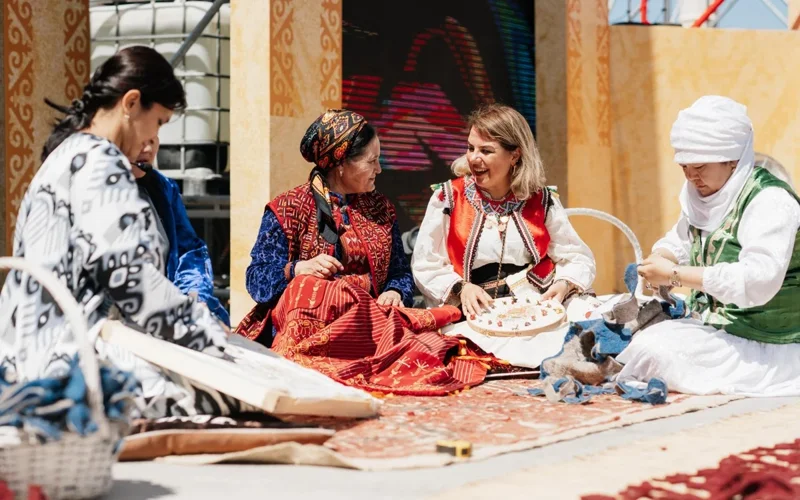 В Актау мастера из 11 стран изготовили текемет из овечьей шерсти