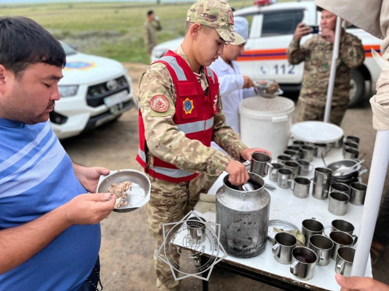 Спасатели помогают водителям, застрявшим на границе Казахстана с Россией