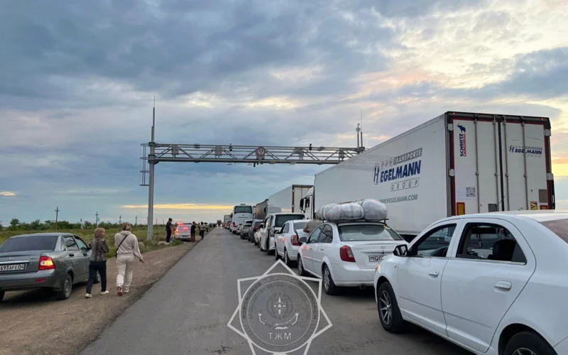 Спасатели помогают водителям, застрявшим на границе Казахстана с Россией