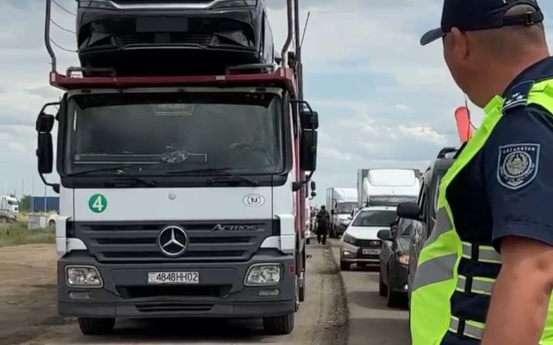 На границе Казахстана и России вновь образовалась очередь: полиция дежурит круглосуточно