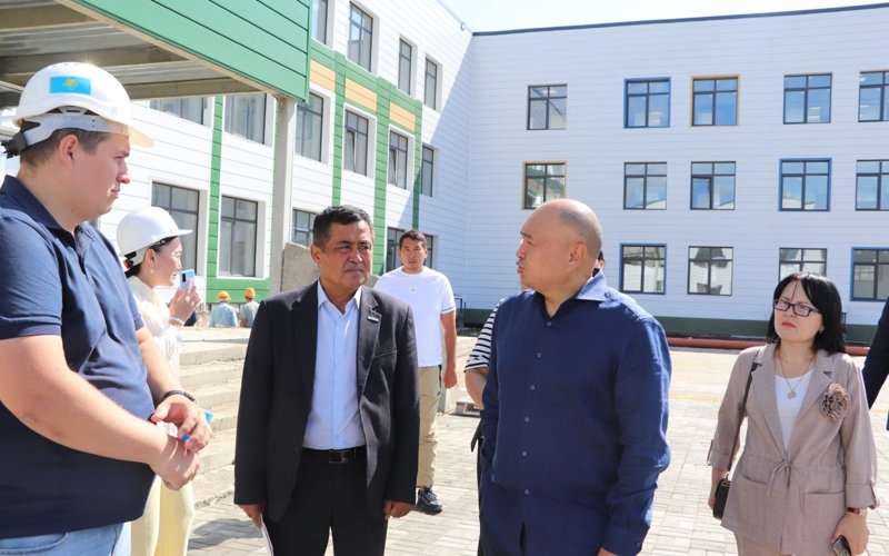 Мәжіліс депутаты Өскемендегі жаңа мектептің құрылыс жұмысын тексерді