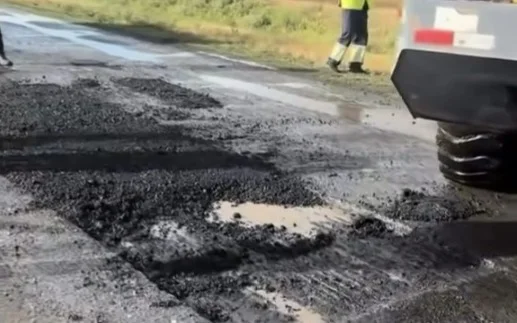 Дорогу ремонтировали под дождем в Западно-Казахстанской области