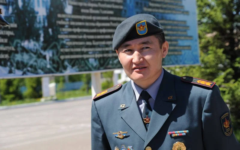 главный сержант Вооруженных сил РК — начальник Управления по работе с сержантским составом мастер-сержант Темирбек Халыков