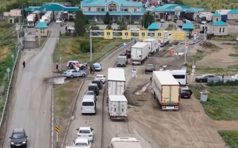 На границе Казахстана и России вновь образовалась очередь: полиция дежурит круглосуточно