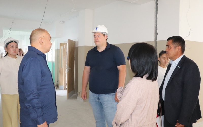 Мәжіліс депутаты Өскемендегі жаңа мектептің құрылыс жұмысын тексерді
