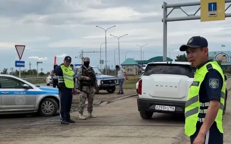 Шекарада тағы да ұзынсонар кезек: Ақтөбеде полиция бақылауды күшейтті