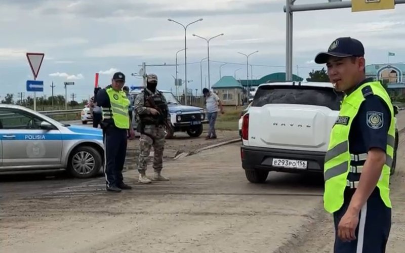 На границе Казахстана и России вновь образовалась очередь: полиция дежурит круглосуточно