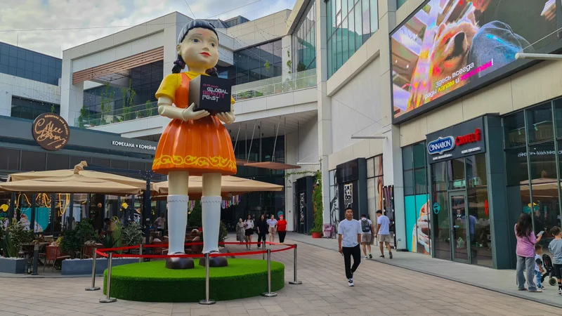 Огромная кукла из «Игры в кальмара» появилась в Алматы