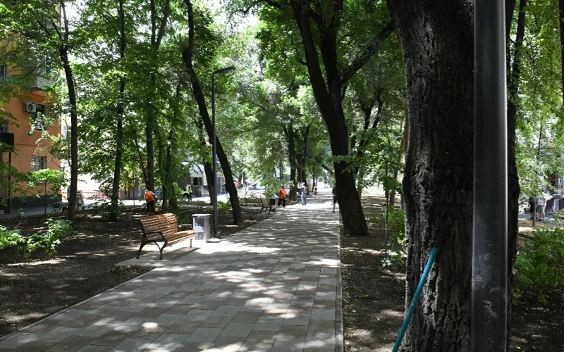 В Алматы завершается благоустройство пешеходной аллеи на улице Карасай Батыра