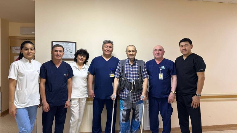 Алматыда жасанды жүрекпен өмір сүріп жүрген науқастың тізесіне ота сәтті жасалды Алматыда жасанды жүрекпен өмір сүріп жүрген науқастың тізесіне ота сәтті жасалды