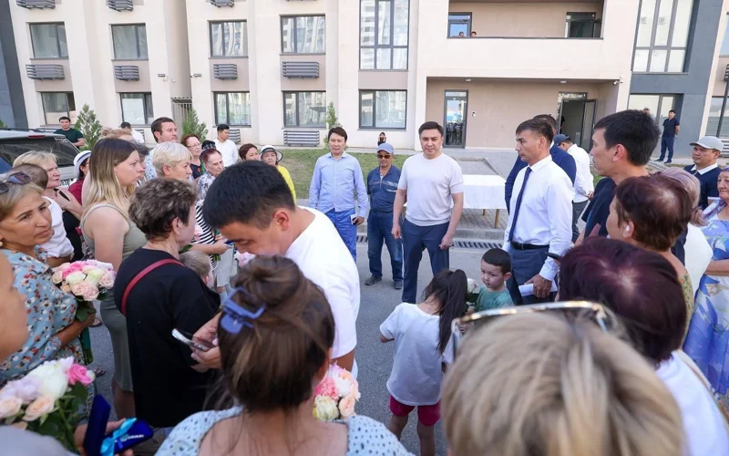 Жителям сгоревших квартир выдали ключи от нового жилья в Шымкенте