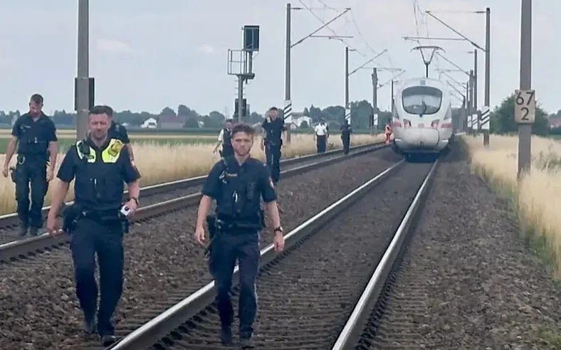 Мужчина с молотком напал на пассажиров поезда в Германии