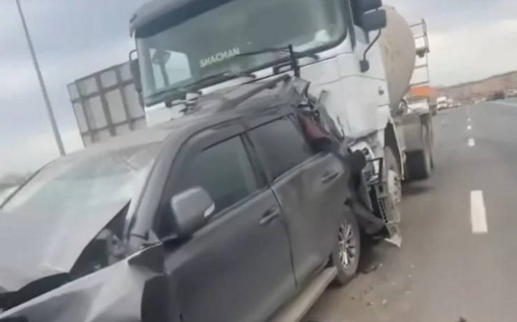 На мосту в Астане легковой автомобиль зажало между грузовиками