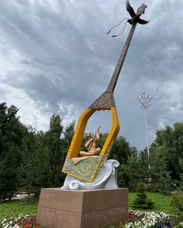 домбыраға ескерткіш а