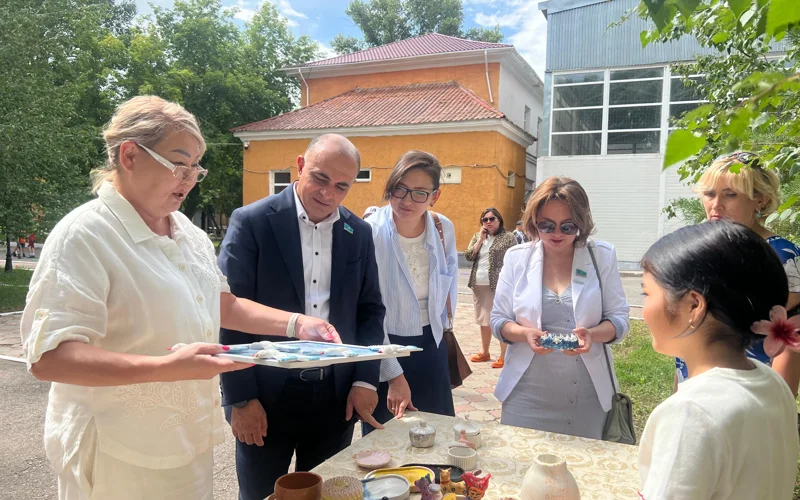 Мажилисмены посетили Центр поддержки детей в Астане