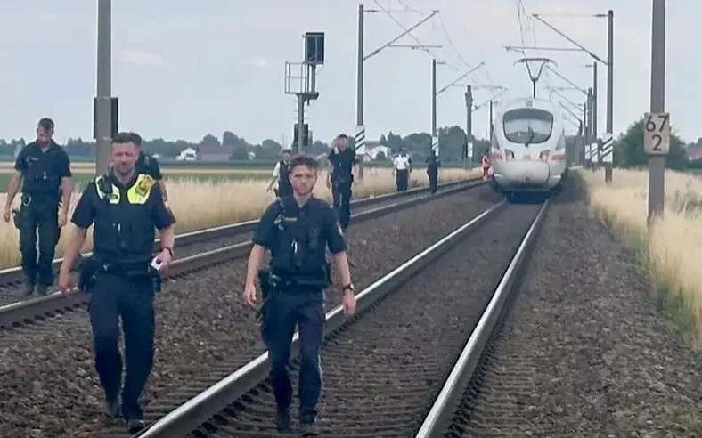 Германияда эркак поезд йўловчиларига болға билан ҳужум қилди