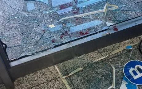 Almaty áýejaıynda kishkentaı bala áınek qabyrǵaǵa soǵylyp, aýrýhanaǵa jetkizildi