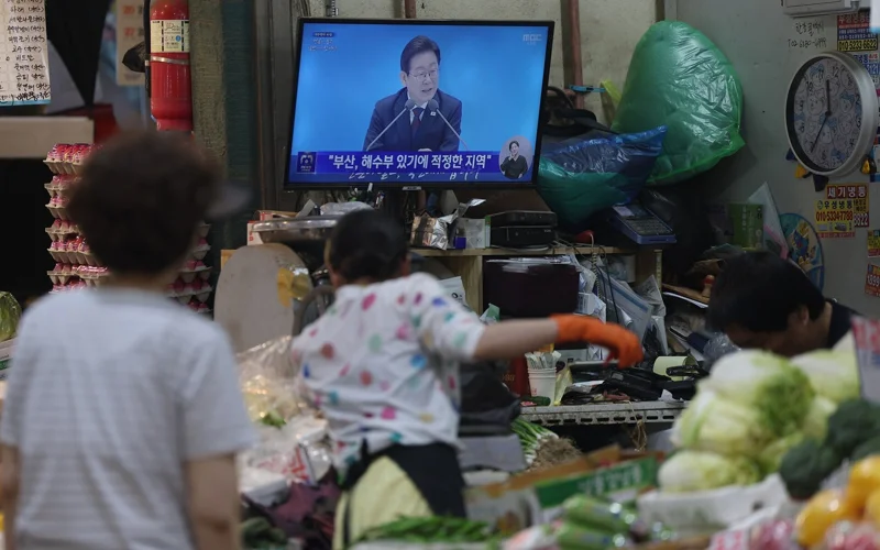 Оңтүстік Корея үкіметі халыққа 110 доллардан таратады