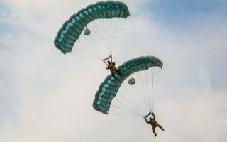 25-летие Десантно-штурмовых войск отметили в Конаеве — фоторепортаж парашют, десант