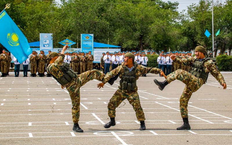 25-летие Десантно-штурмовых войск отметили в Конаеве — фоторепортаж 25-летие Десантно-штурмовых войск отметили в Конаеве — фоторепортаж