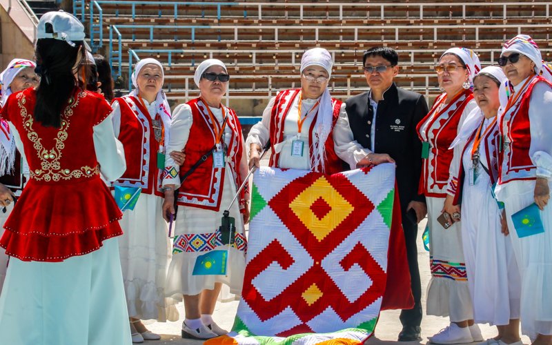 Алматыда құрақ көрпе жинаудан әлемдік рекорд орнатылды Алматыда құрақ көрпе жинаудан әлемдік рекорд орнатылды