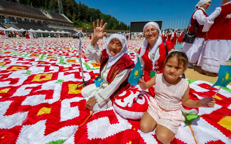 Алматыда құрақ көрпе жинаудан әлемдік рекорд орнатылды Алматыда құрақ көрпе жинаудан әлемдік рекорд орнатылды