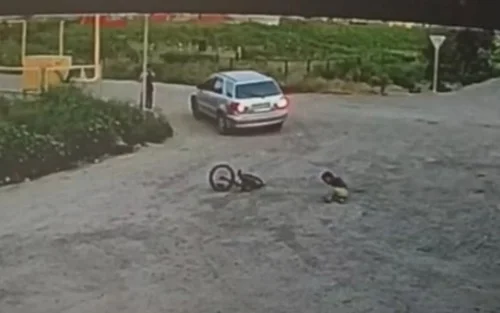 Almaty oblysynda burynǵy polıtsııa qyzmetkeri 6 jasar balany qaǵyp, qashyp ketken
