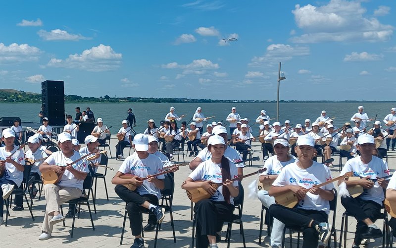 Около 3000 домбристов исполнили кюи на набережной в Кокшетау Около 3000 домбристов исполнили кюи на набережной в Кокшетау