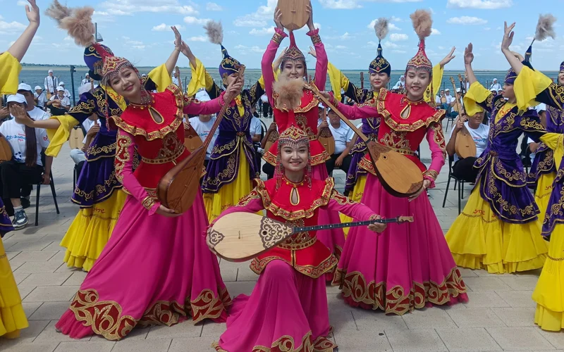 Около 3000 домбристов исполнили кюи на набережной в Кокшетау