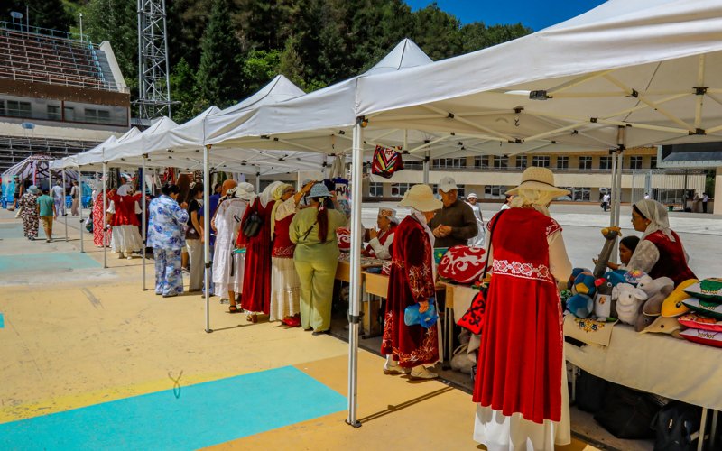 Алматыда құрақ көрпе жинаудан әлемдік рекорд орнатылды Алматыда құрақ көрпе жинаудан әлемдік рекорд орнатылды