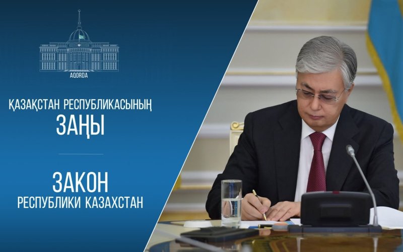 Президент Президент подписывает закон