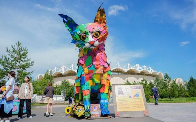 Астанада пластиктен жасалған алып мысық пайда болды