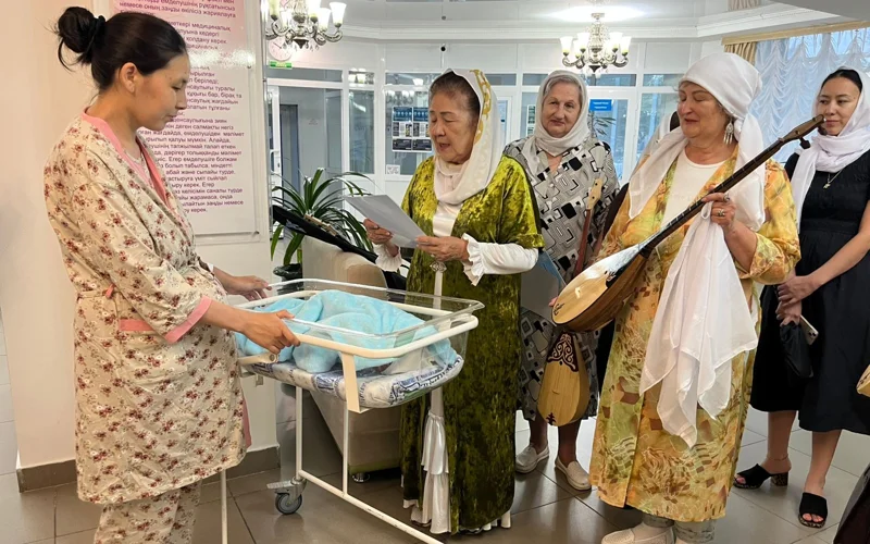 Новорожденным в честь праздника подарили домбры в Павлодаре
