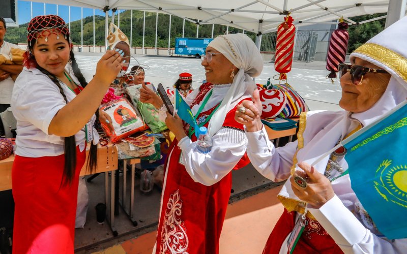 Алматыда құрақ көрпе жинаудан әлемдік рекорд орнатылды Алматыда құрақ көрпе жинаудан әлемдік рекорд орнатылды