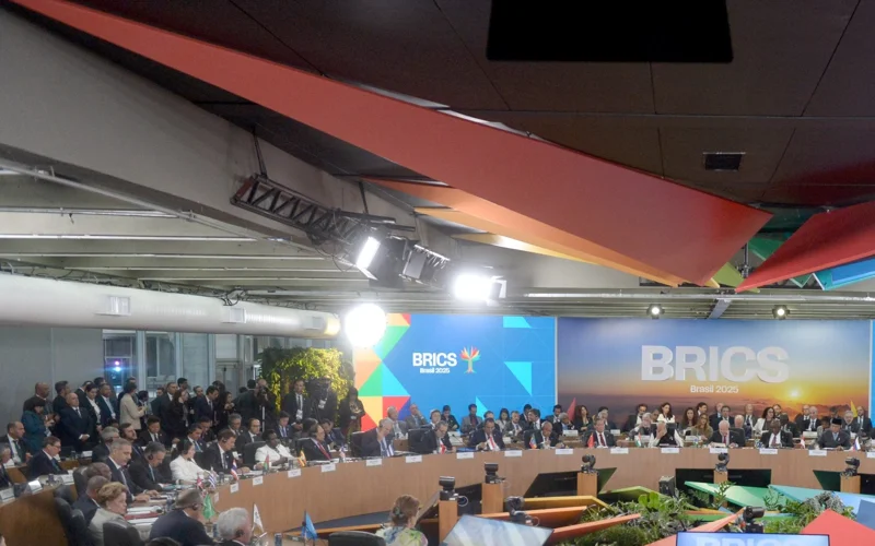 Президент Бразилии призвал инвестировать в мир — БРИКС