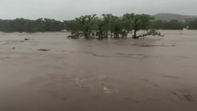 Число погибших в результате наводнений в США возросло до 80 человек