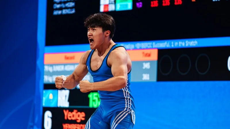 Kazakh weightlifters grab 3 medals at Asian Championships, break records