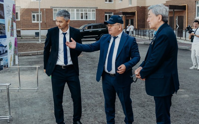 Мәжіліс депутаты Оралдағы «Ақжайық» шағынауданының құрылыс барысымен танысты Мәжіліс депутаты Оралдағы «Ақжайық» шағынауданының құрылыс барысымен танысты