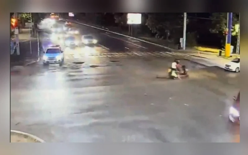 Мопедист сбил полицейского и попытался скрыться в Алматы